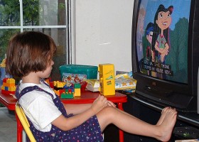 Niña mirando la televisión | Recurso educativo 613408